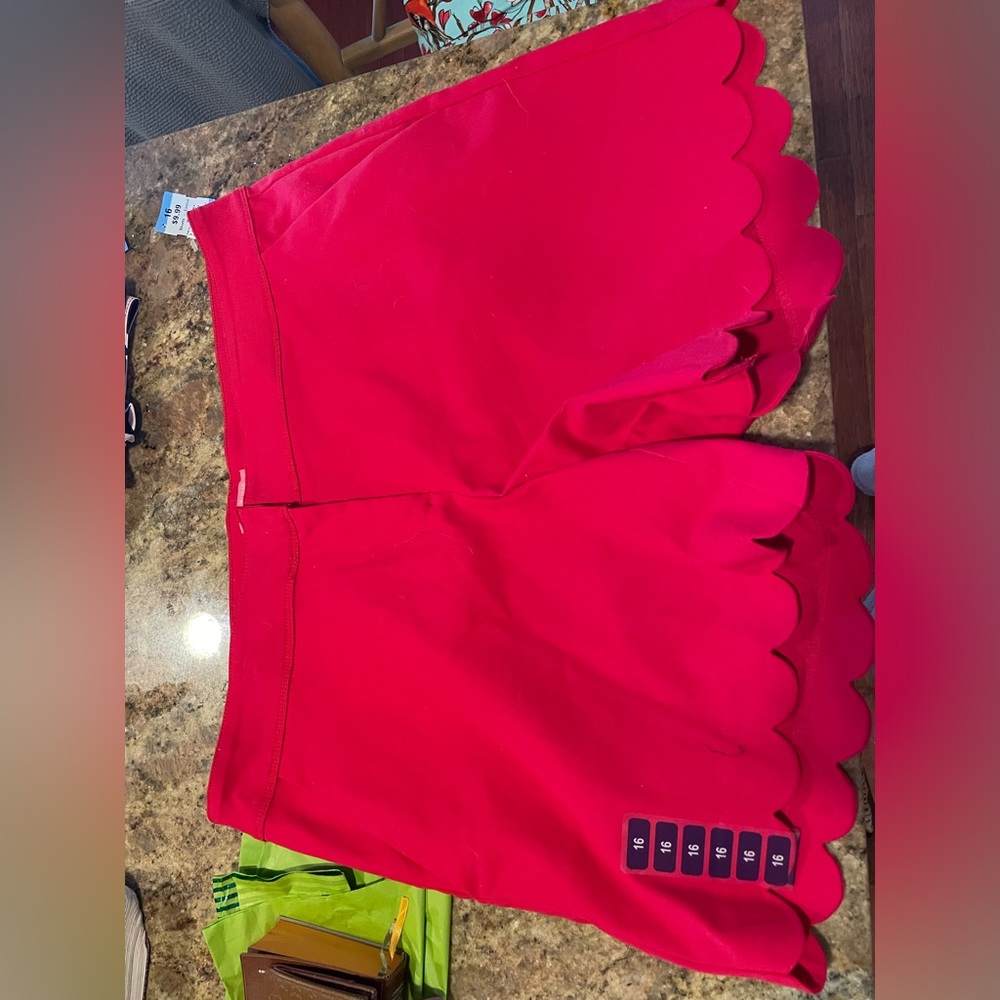 Isaac Mizrahi Scalloped Hem Tailored Shorts 5” Inseam in Red - size 16